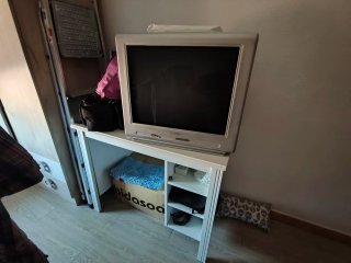 Escritorio blanco con baldas