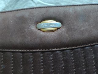 Bolso marrón con cadena