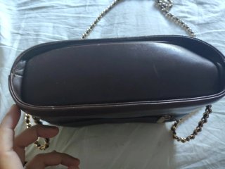 Bolso marrón con cadena