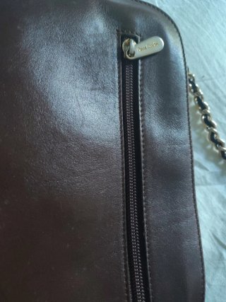 Bolso marrón con cadena