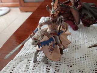 3 Figuras Caballeros Medievales a Caballo