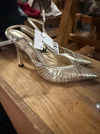 Zapatos de tacón dorados Zara