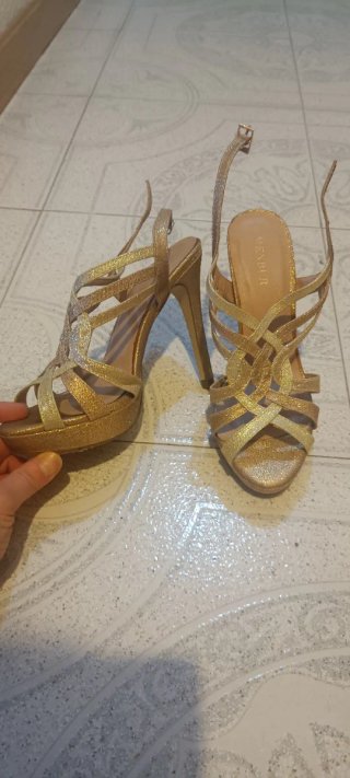 Zapatos de tacón dorados brillantes
