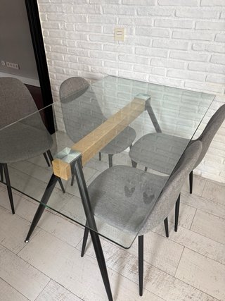 Mesa de cristal con 4 sillas