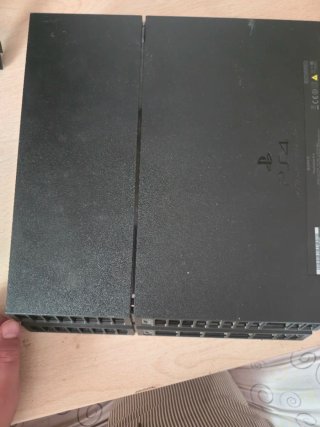 PS4 con 3 juegos y 2 mandos