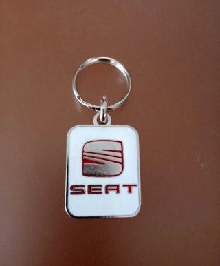 LLAVERO SEAT LOGO ROJO Y FONDO BLANCO DE METAL