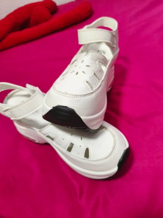 Zapatos blancos con plataforma de chica