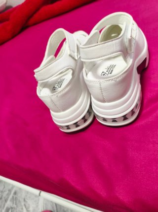 Zapatos blancos con plataforma de chica
