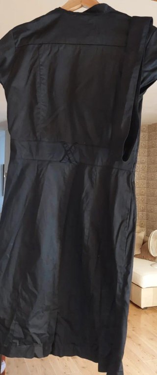 Vestido negro tipo tejano acorchetado