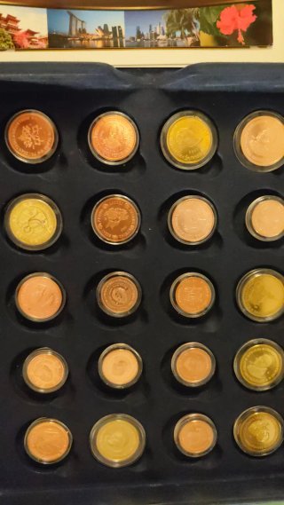 Estuche monedas y medallas varios países