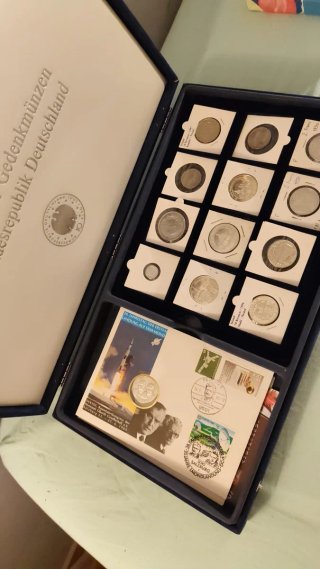Estuche monedas y medallas varios países