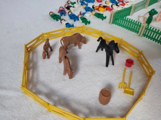 Lote Playmobil con figuras y granjas