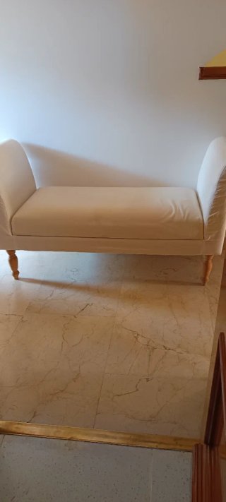 Banco crema para pie de cama o recibidor