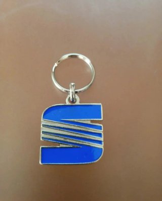 LLAVERO SEAT LOGO AZUL DE METAL CROMADO