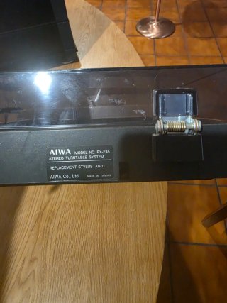 Equipo de música Aiwa con plato suelto .