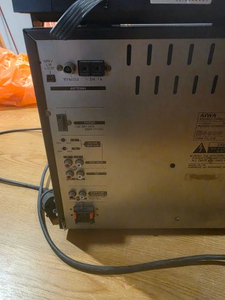Equipo de música Aiwa con plato suelto .