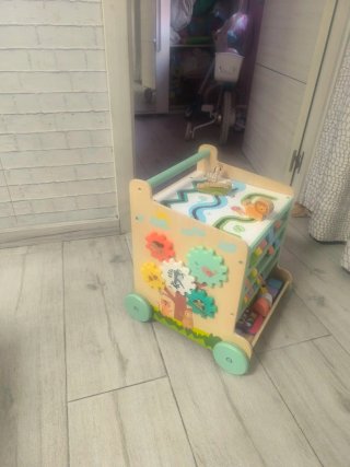 Correpasillos de madera con actividades