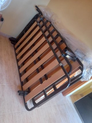 Struttura a doghe in metallo e legno