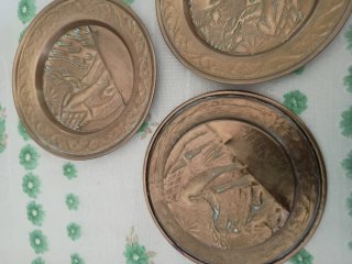 3 Antichi piatti decorativi in rame