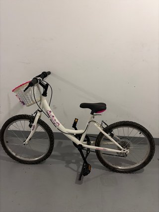 Bicicleta infantil blanca con cesta