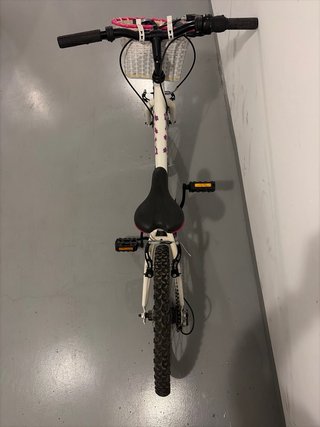 Bicicleta infantil blanca con cesta