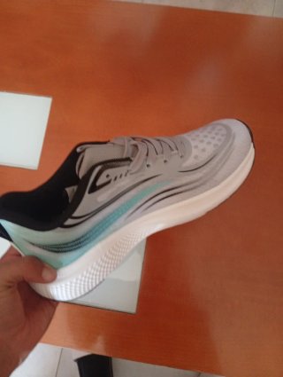 Zapatillas deportivas blancas y cian