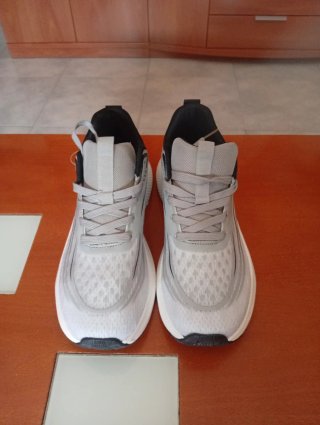 Zapatillas deportivas blancas y cian