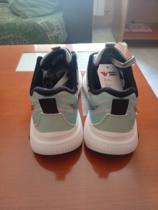 Zapatillas deportivas blancas y cian