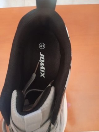Zapatillas deportivas blancas y cian