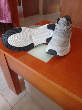 Zapatillas deportivas blancas y cian