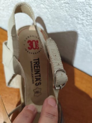 Sandalias de piel tacón medio beige y plata