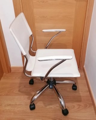 Silla de escritorio blanca y plateada