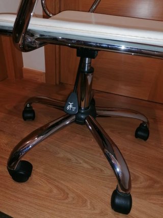 Silla de escritorio blanca y plateada