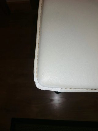 Silla de escritorio blanca y plateada
