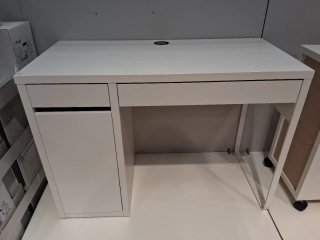 Mesa de estudio blanca con cajón y puerta