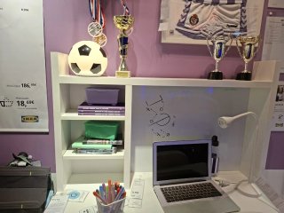 Mesa de estudio blanca con cajón y puerta
