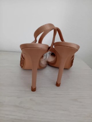 Sandalias de tacón con pedrería