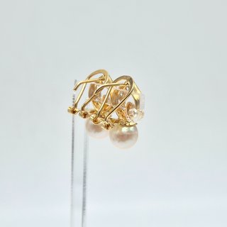 Pendiente de oro de 18k con Perla. Peso 4.49 gr.