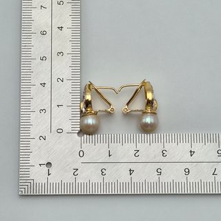 Pendiente de oro de 18k con Perla. Peso 4.49 gr.