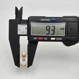 Pendiente de oro de 18k con Perla. Peso 4.49 gr.