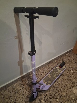 Patinete morado casi nuevo