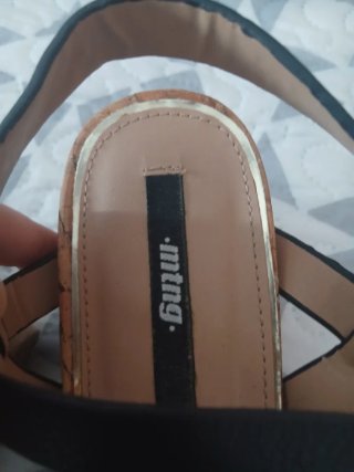 Sandalias de cuña negras y doradas