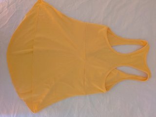 Camiseta escotada amarilla