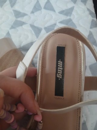 Sandalias beige y doradas mujer