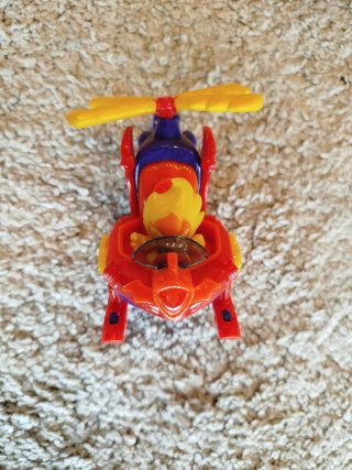 Helicóptero de juguete rojo y azul