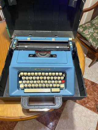 Máquina de escribir Olivetti Studio 46 con maletín