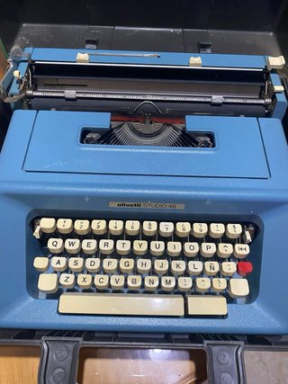 Máquina de escribir Olivetti Studio 46 con maletín
