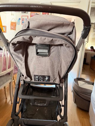 Carrito de bebé gris