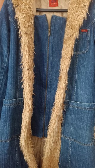 Abrigo vaquero Only con capucha y pelo