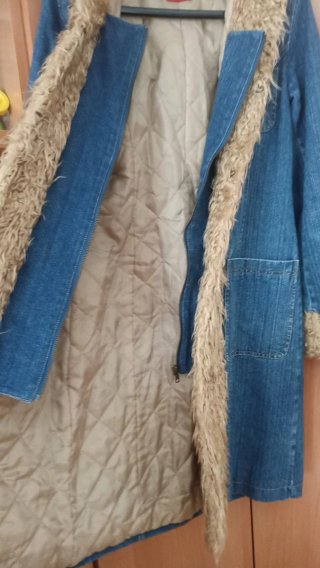 Abrigo vaquero Only con capucha y pelo